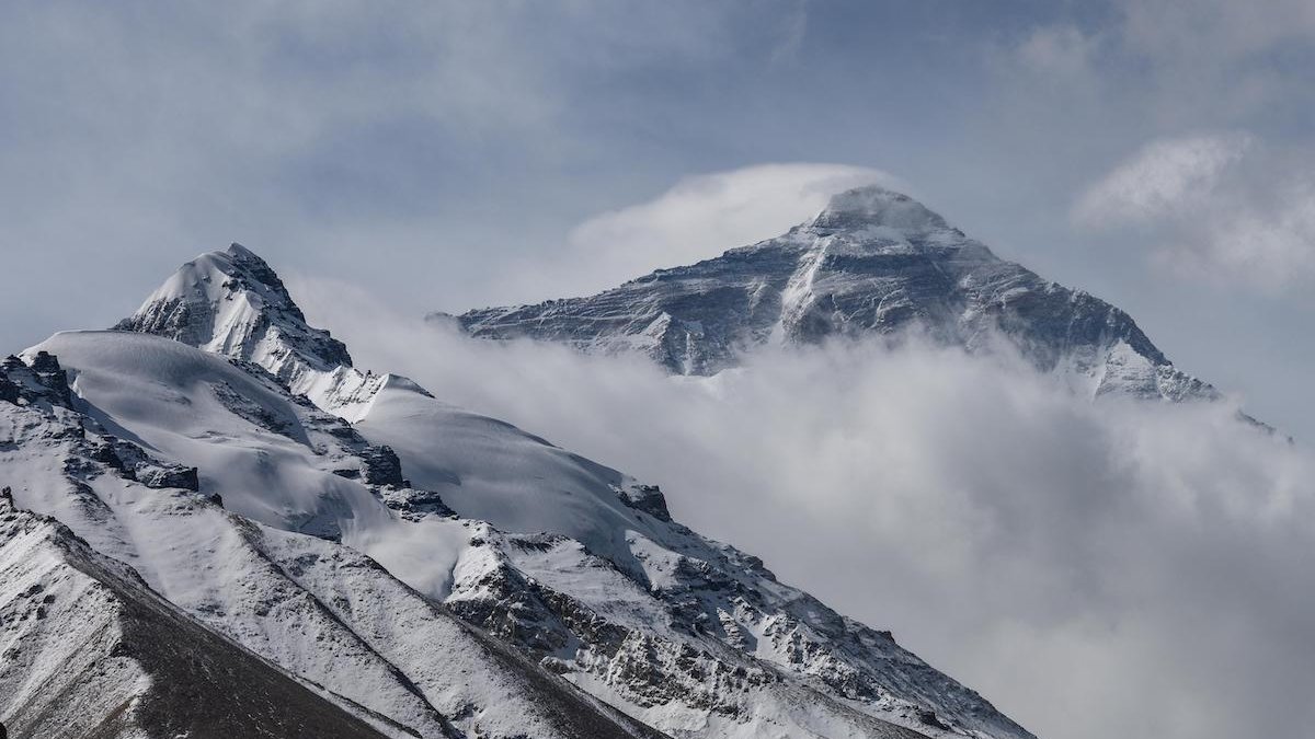 American Doctor Dies While Climbing Mount Everest - Vimarsana News