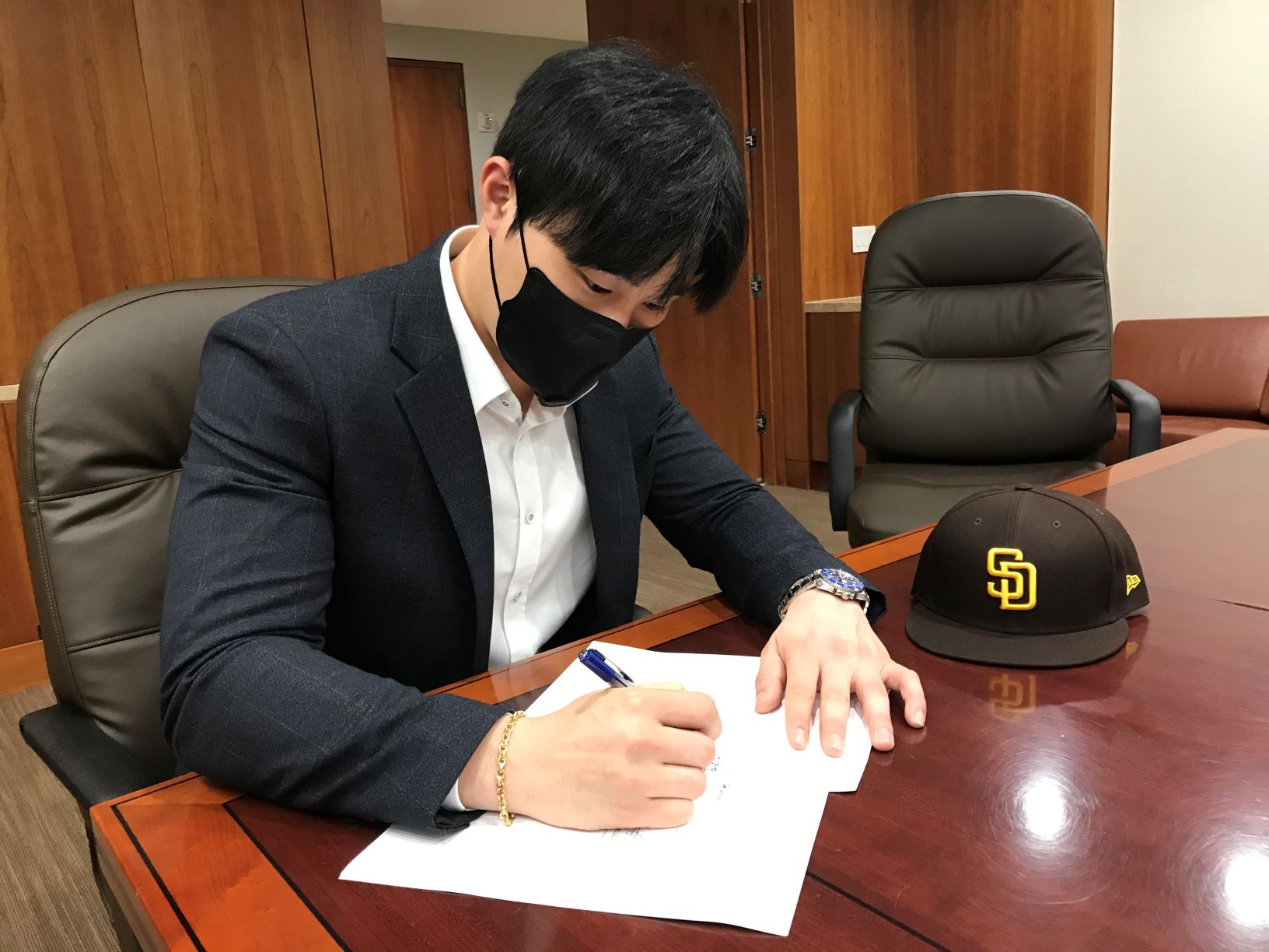 It's Official: S. Korean Star Kim Ha-seong Signs with San Diego