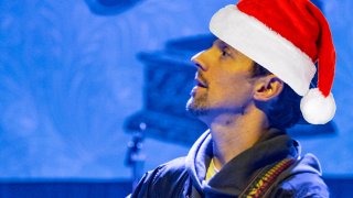 A photo illustration of Jason Mraz in a Santa hat