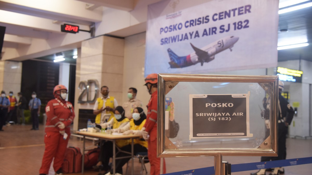 Indonesian Divers Find Parts of Plane Wreckage in Java Sea ...