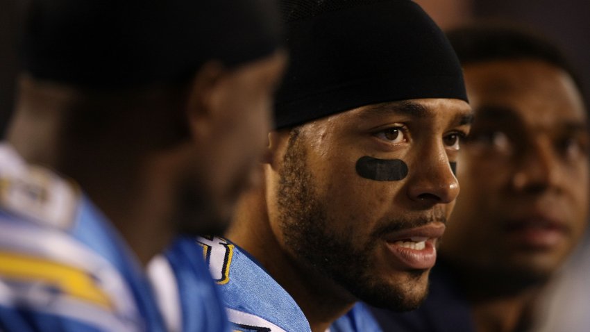 SAN DIEGO, CA – DECEMBER 16:  Wide receiver Vincent Jackson #83 (C) of the San Diego Chargers sits on the bench during their game against the San Francisco 49ers at Qualcomm Stadium on December 16, 2010 in San Diego, California.  (Photo by Donald Miralle/Getty Images)