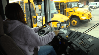 Manejando camion escolar