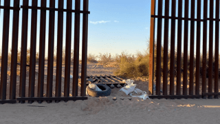 hueco en la barda fronterriza de Calexico y Mexicali