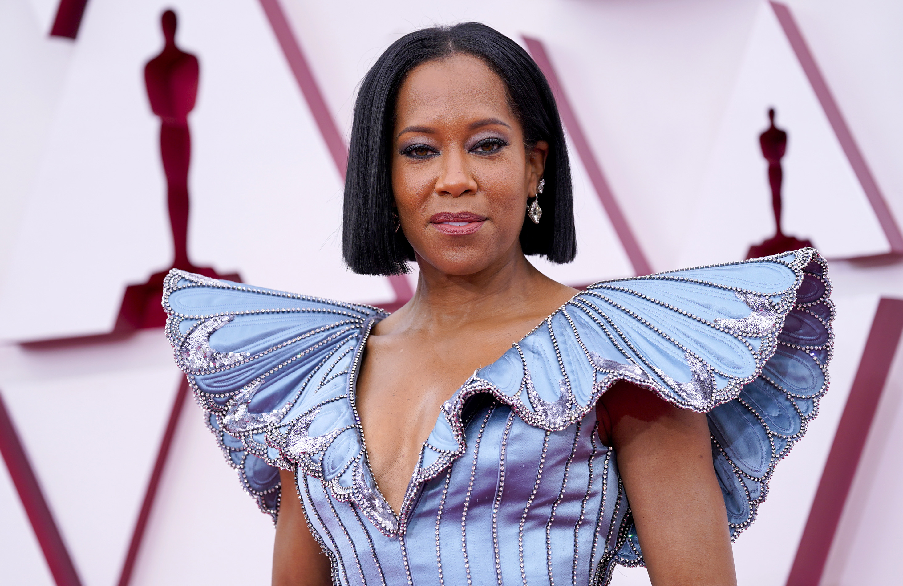 Dressed in a stunning Louis Vuitton dress, Regina King arrives at the 2021 Oscars.