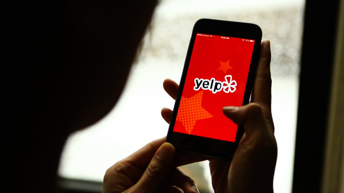 Yelp’s AI assistant now handles restaurant wait times via phone