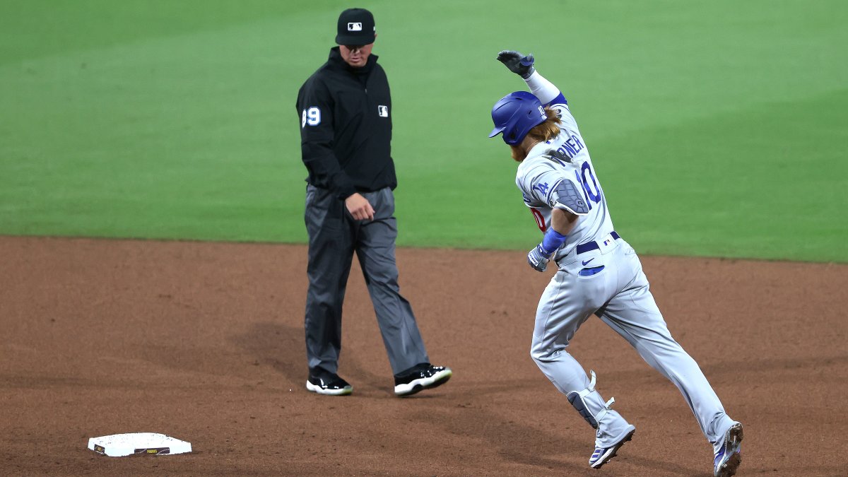 Mookie Betts walks off Padres with unreal diving catch