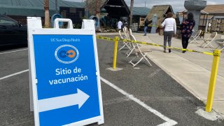 A sign in Spanish directs San Diegans where they can get a COVID-19 vaccine.