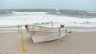 panga en la costa de San Diego