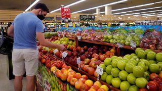 Los consumidores volvieron a ver subir los precios de los alimentos el mes pasado y registraron el mayor incremento en 12 meses desde 1981.