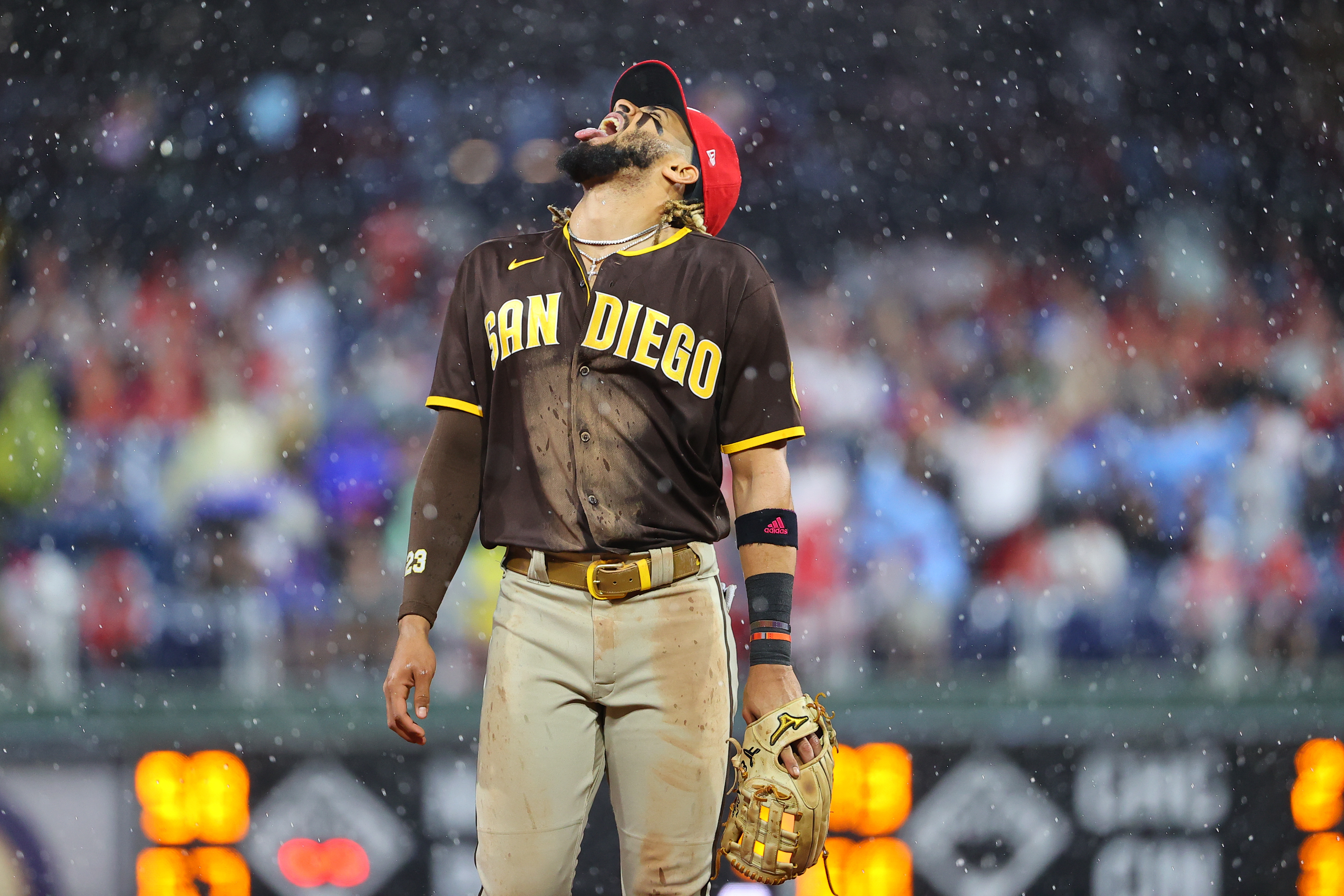 Pirates-Padres game delayed 45 minutes due to poor air quality from  wildfires – KGET 17