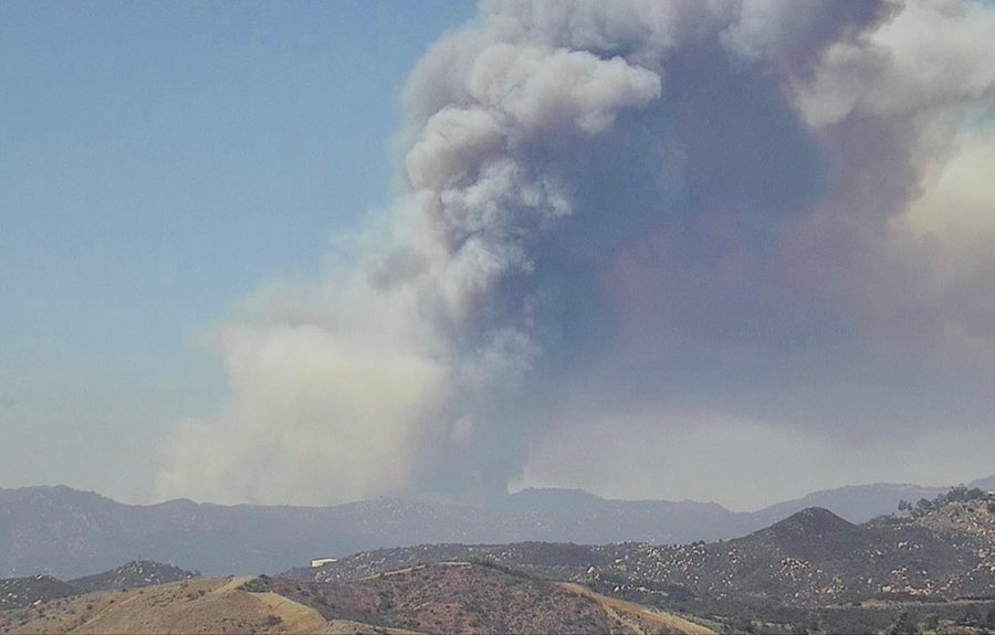 Smoke From Brush Fire in Riverside Seen Across San Diego County - Vimarsana News