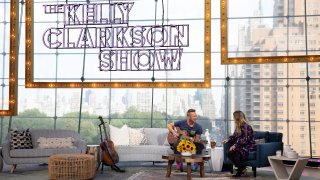 (l-r) Chris Martin, Kelly Clarkson.
