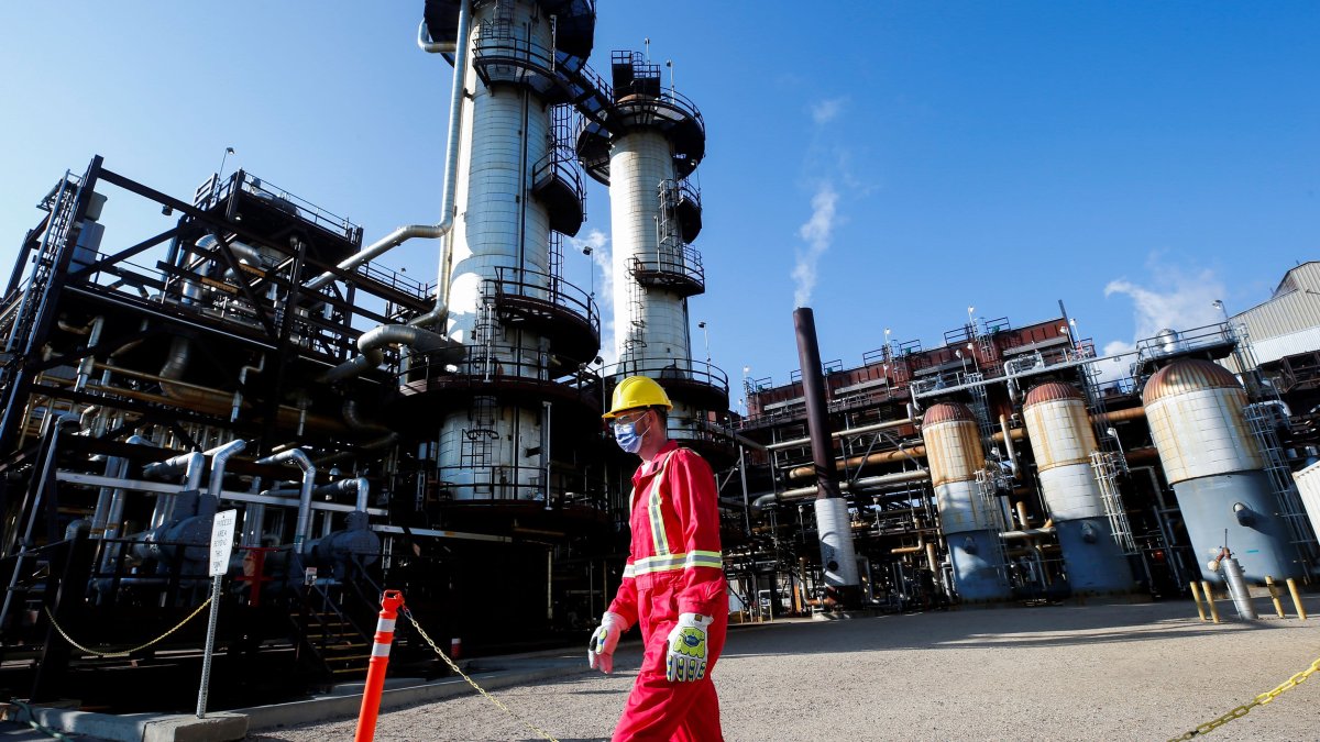 Big Oil CEOs Have a Personal Reason to Put More Focus on Less Fossil Fuels - Vimarsana News