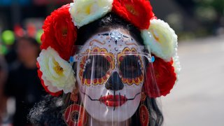 A woman made up as a "Catrina"