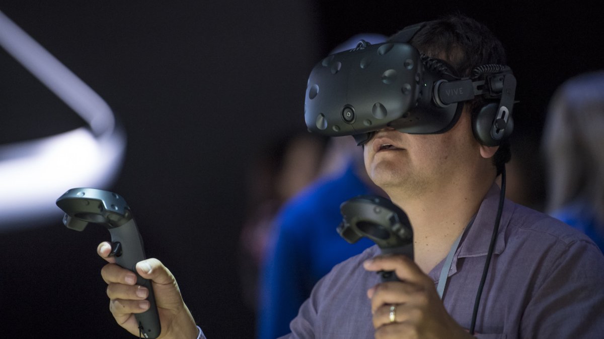 Apple May Delay Its Virtual Reality Headset Until Next Year, Report Says - Vimarsana News