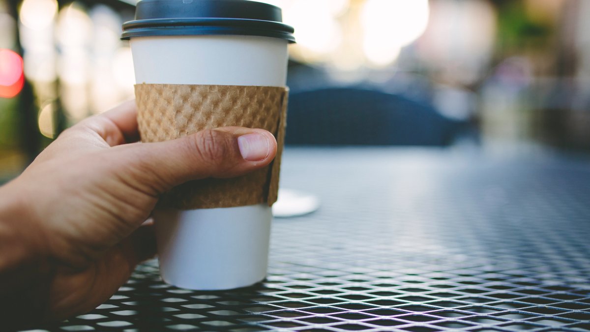 Restaurants Face New Challenge: A Shortage of Take-Out Containers and Coffee Cups - Vimarsana News