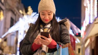 Op-Ed: Holiday Shopping Season Is Here, and These Retail Stocks Offer a Host of Opportunities
