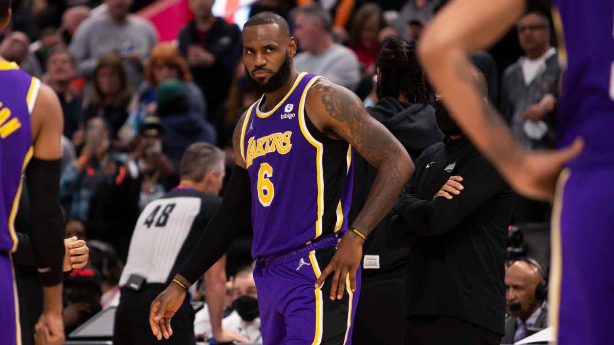 Lakers’ LeBron James Ejected After Elbowing Pistons’ Isaiah Stewart in ...