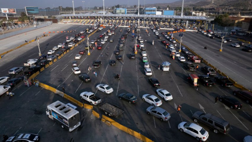 Vista aérea de la garita de San Ysidro ante el fin de las restricciones en la frontera