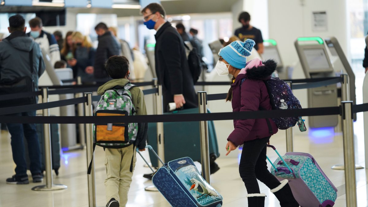 San Diegans Prepare for Holiday Travel As Omicron Cases Rise - Vimarsana News