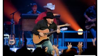 Garth Brooks at Valley View Casino Center in 2015.
