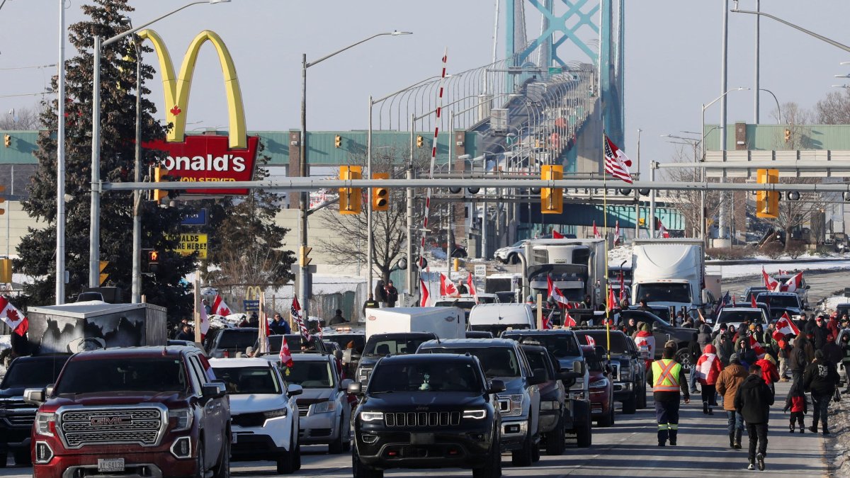 Automakers Cut Production as Canadian Truckers Block Deliveries Across Key Border Bridge to Protest Vaccine Mandate - Vimarsana News