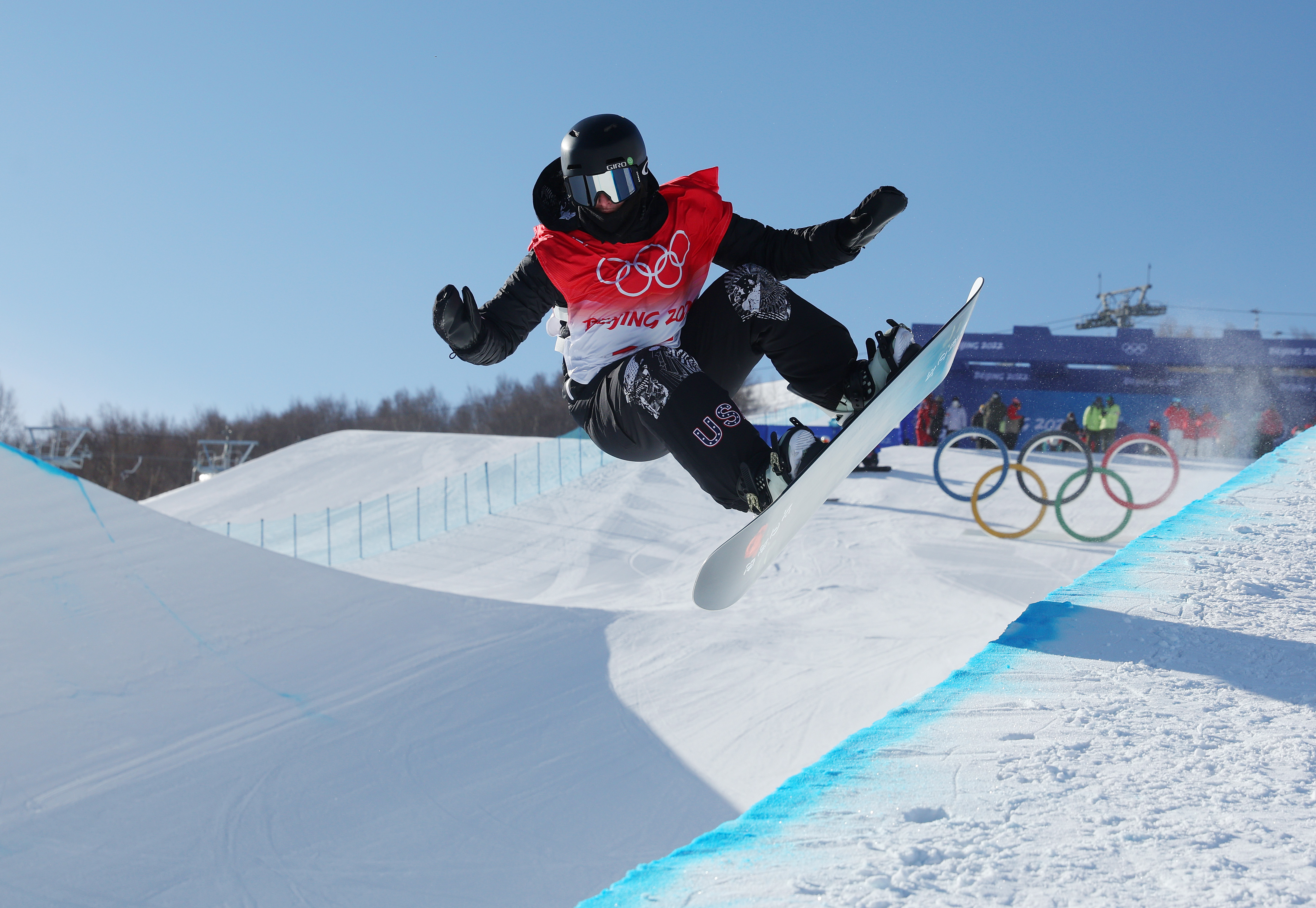 U.S. snowboarders Chloe Kim, Shaun White advance to halfpipe finals