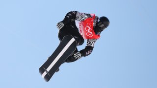 Iconic moments at the 2022 Olympics 🏂 @shaunwhite pays tribute to  visionary Virgil Abloh through his snowboard collaboration with Louis…