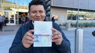 Migrante obtiene documentos legales tras 20 años