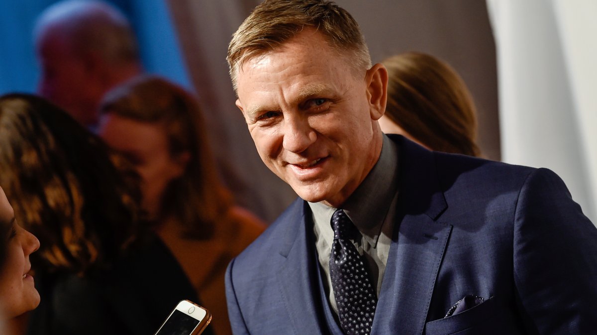 Daniel Craig Contracts COVID-19, Canceling Broadway 'Macbeth' Performance – NBC 7 San Diego - Vimarsana News