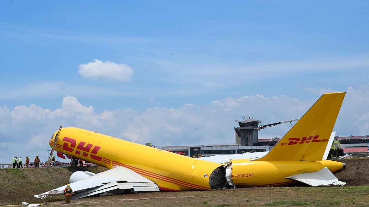 Cargo Jet Skids Off Runway, Splits In Half In Coast Rica – NBC 7 San Diego - Vimarsana News