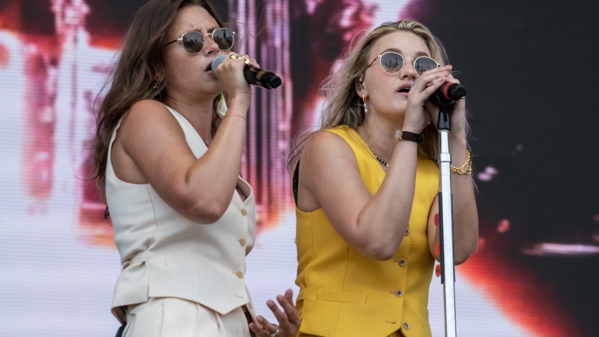 Aly & AJ 'Distraught' After Tour Bus 'Caught in Crossfire' of Sacramento Shooting – NBC 7 San Diego - Vimarsana News