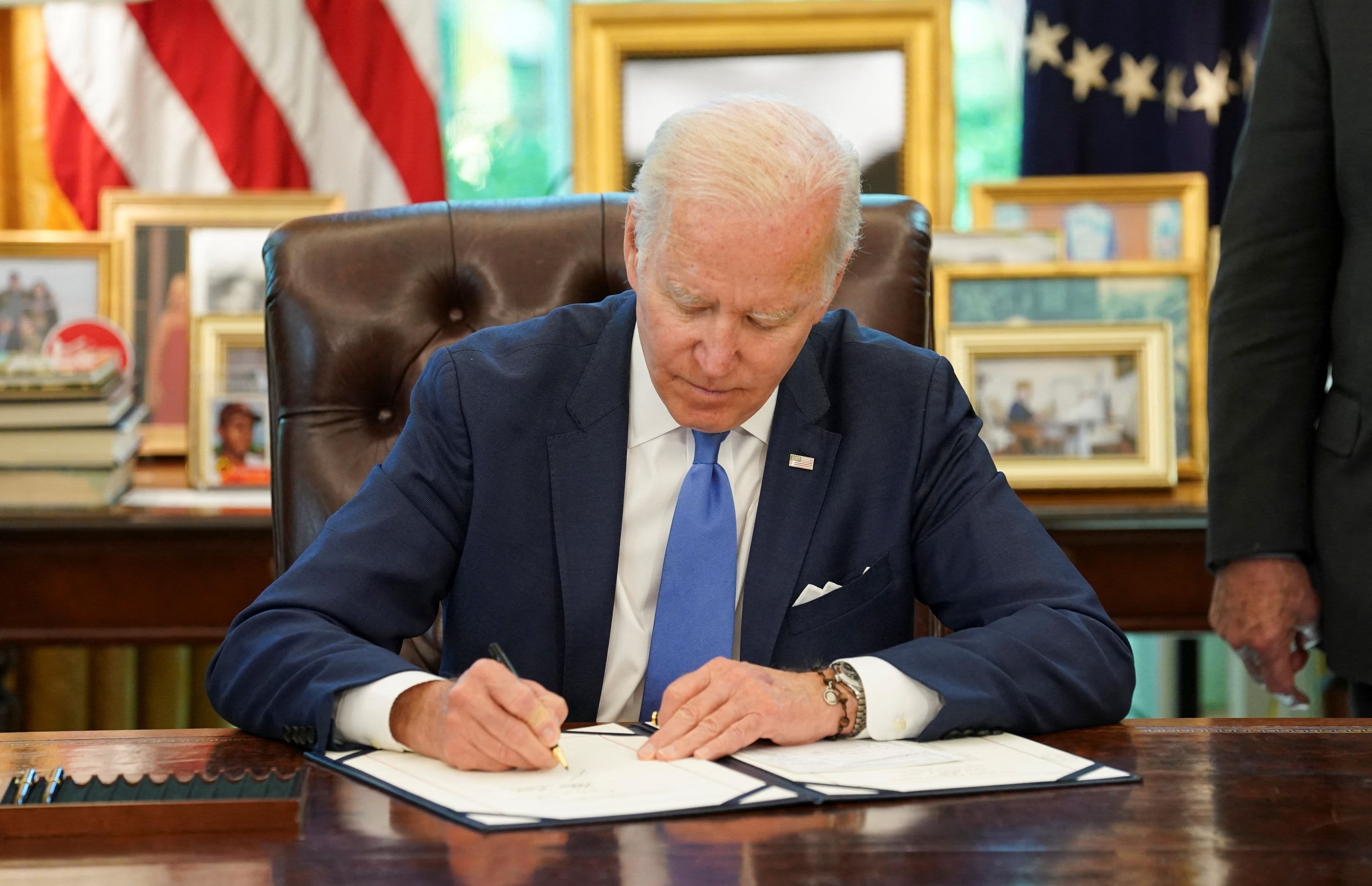Biden Signs Bill That Aims to Streamline U.S. Military Aid to Ukraine - Vimarsana News