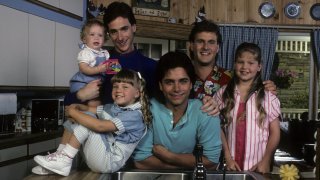 FILE - Cast of "Full House" is shown with Mary-Kate/Ashley Olsen, Jodie Sweetin, Bob Saget, John Stamos, Dave Coulier, Candance Cameron on July 1, 1987.