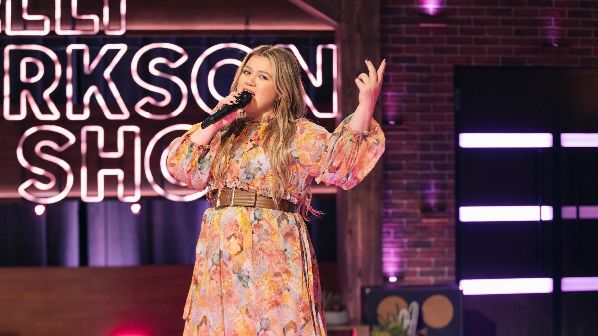 Kelly Clarkson Will Release an Album of 'Kellyoke' Covers — Here Are the Songs – NBC 7 San Diego - Vimarsana News
