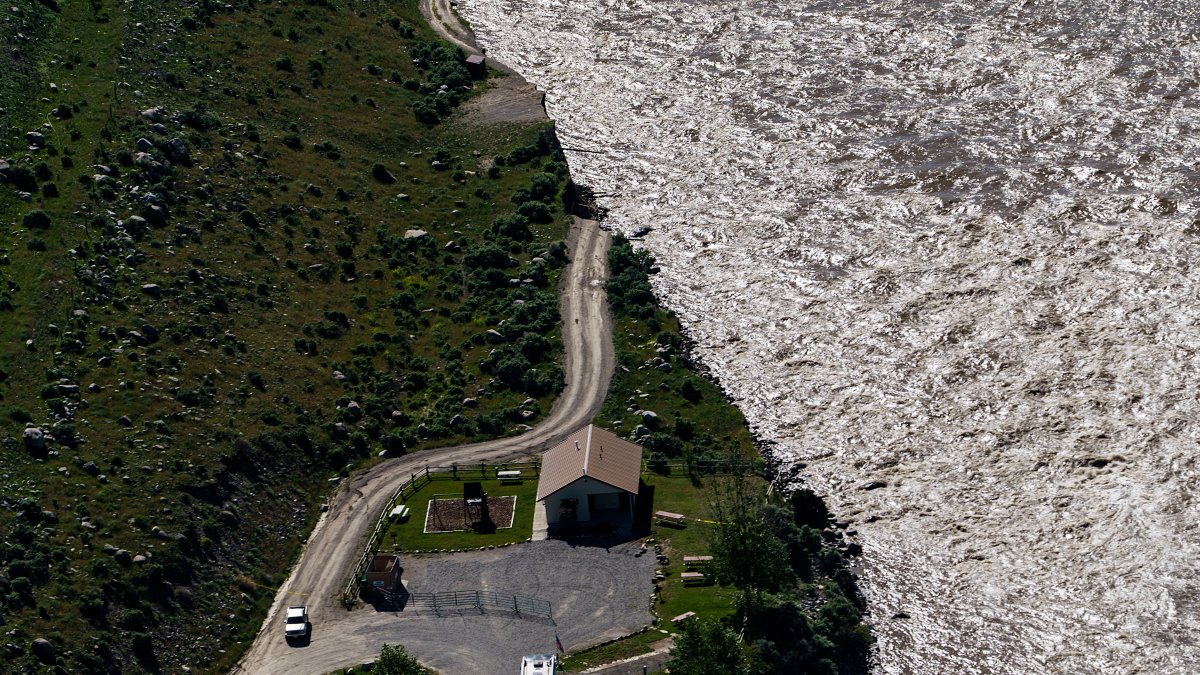 Yellowstone Flood Causes Gateway Towns to Become Dead Ends – NBC 7 San Diego - Vimarsana News