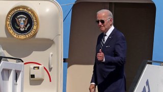 US President Joe Biden gives a thumbs up before boarding Air Force One to depart Israel’s Ben Gurion Airport on July 15, 2022. – Biden is travelling to Saudi Arabia after two-day visit to Israel.