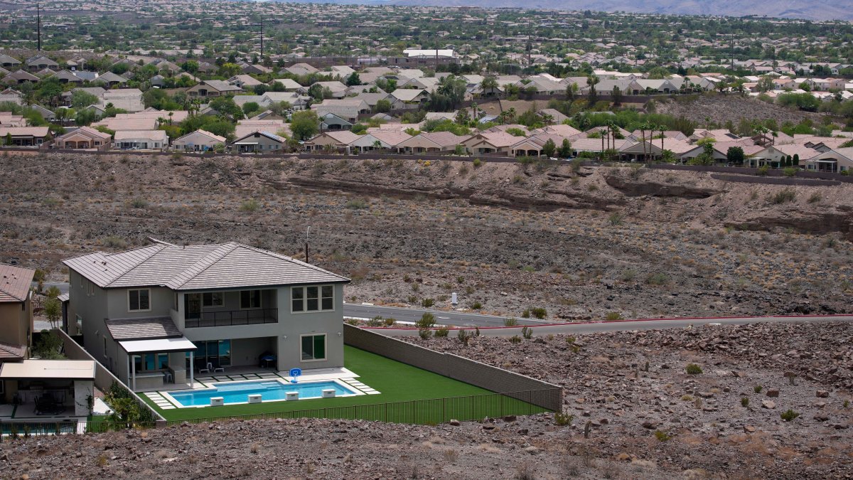 Drought Drives Las Vegas to Limit Size of Home Swimming Pools – NBC 7 San Diego - Vimarsana News