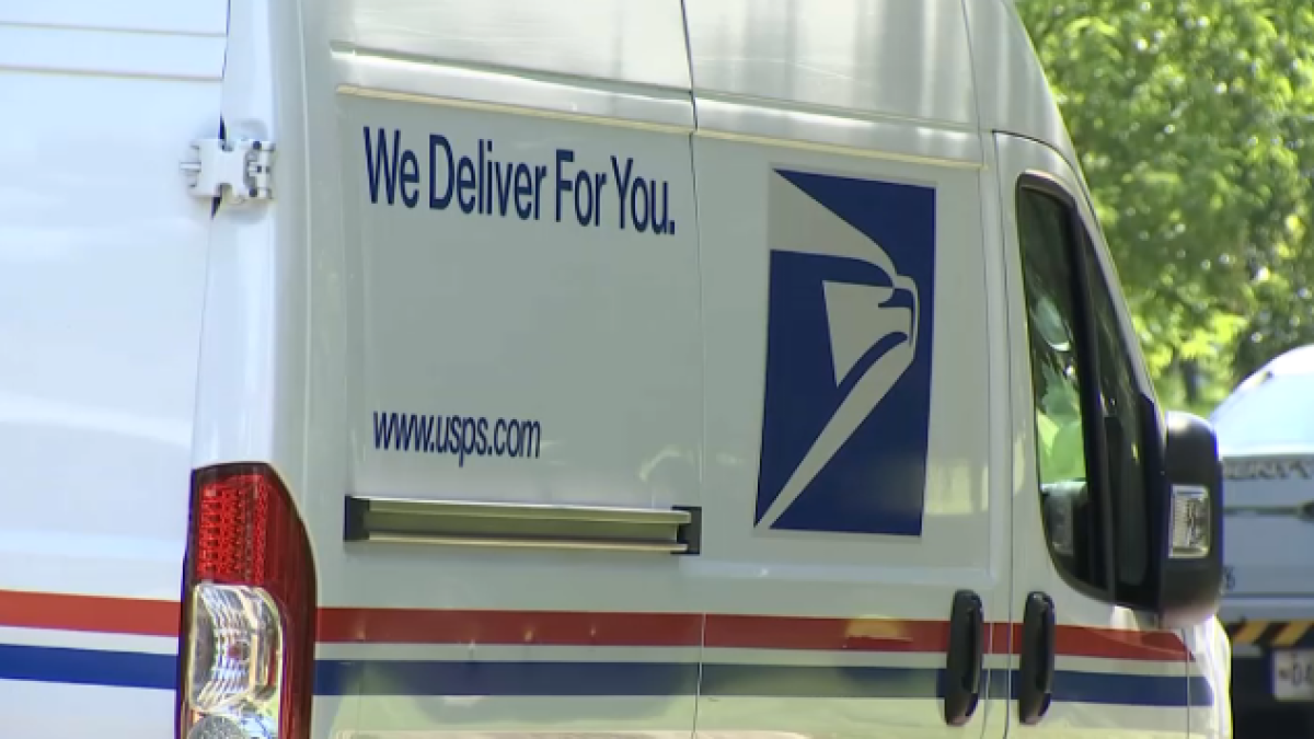 Berkeley neighbors surprise mail carrier with major display of