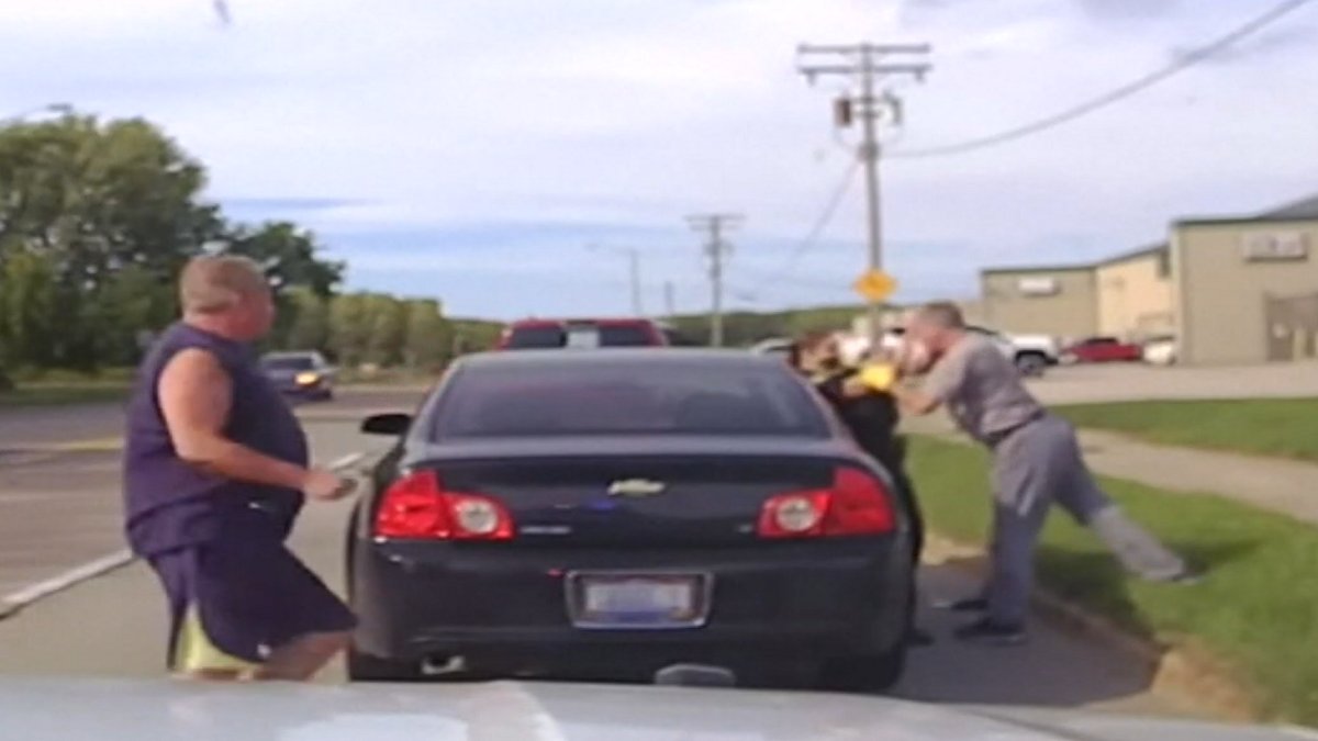 Watch: Man Scuffling With Officer Tackled by Good Samaritan – NBC 7 San Diego - Vimarsana News