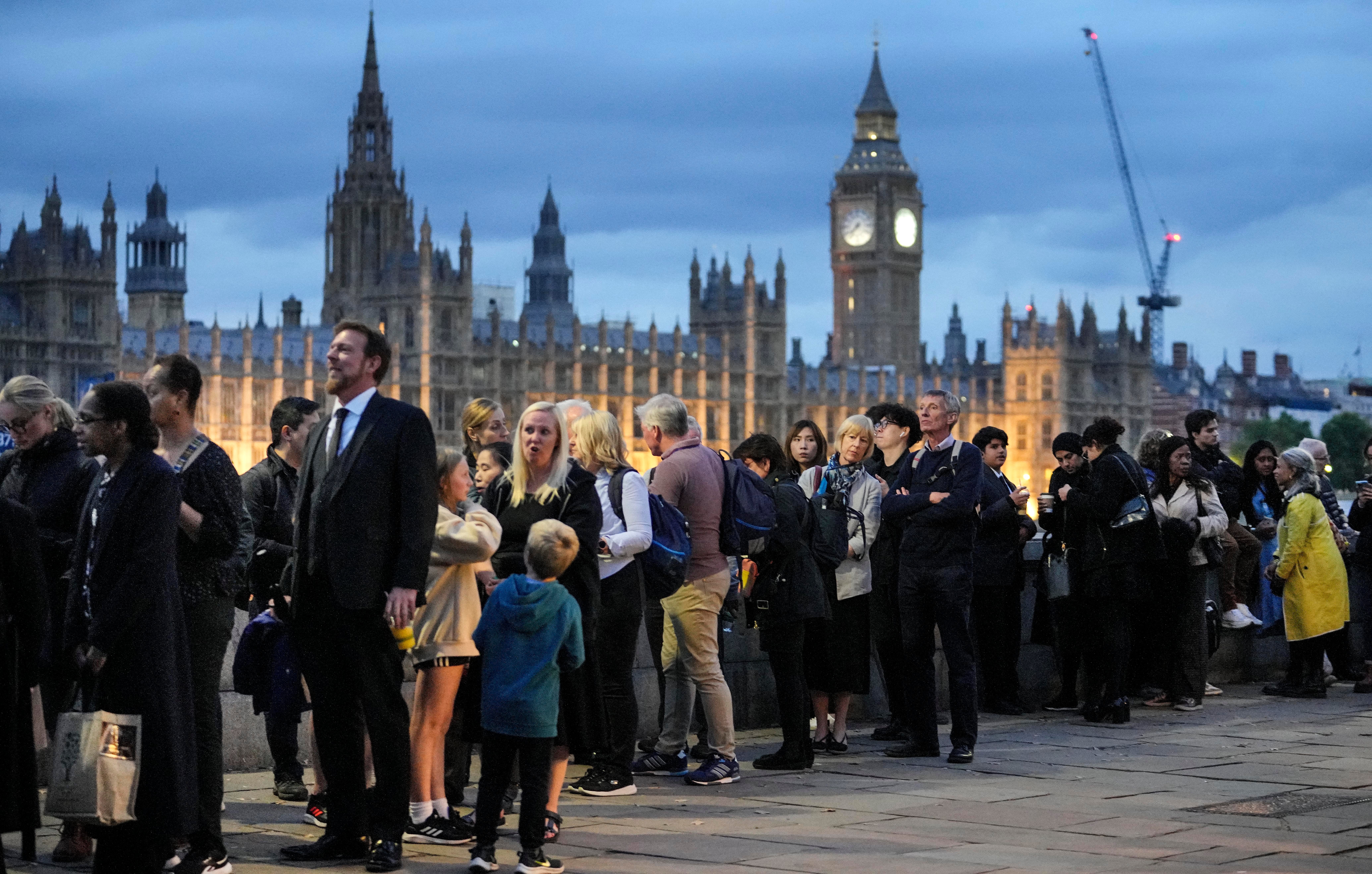 London Mourners Brave 9-Hour Wait, 5-Mile Line to Say Goodbye to Queen Elizabeth II - Vimarsana News