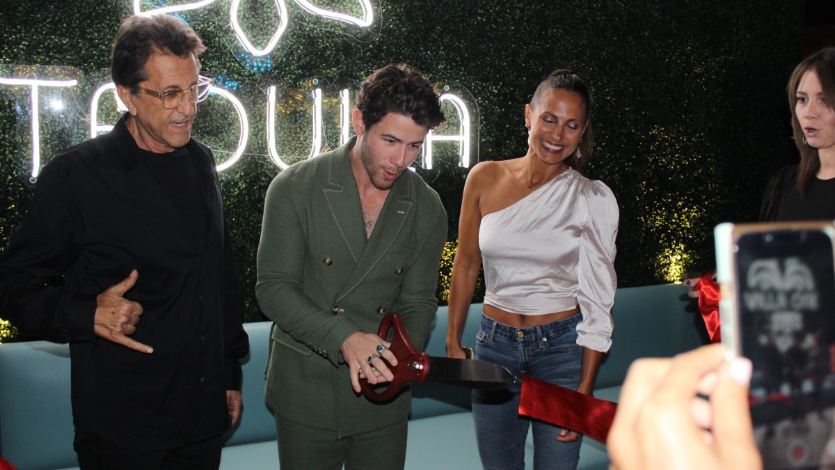 Nick Jonas behält die große Eröffnung des Dachrestaurants im Gaslamp District bei – NBC 7 San Diego Nick Jonas behält die große Eröffnung des Dachrestaurants im Gaslamp District bei – NBC 7 San Diego