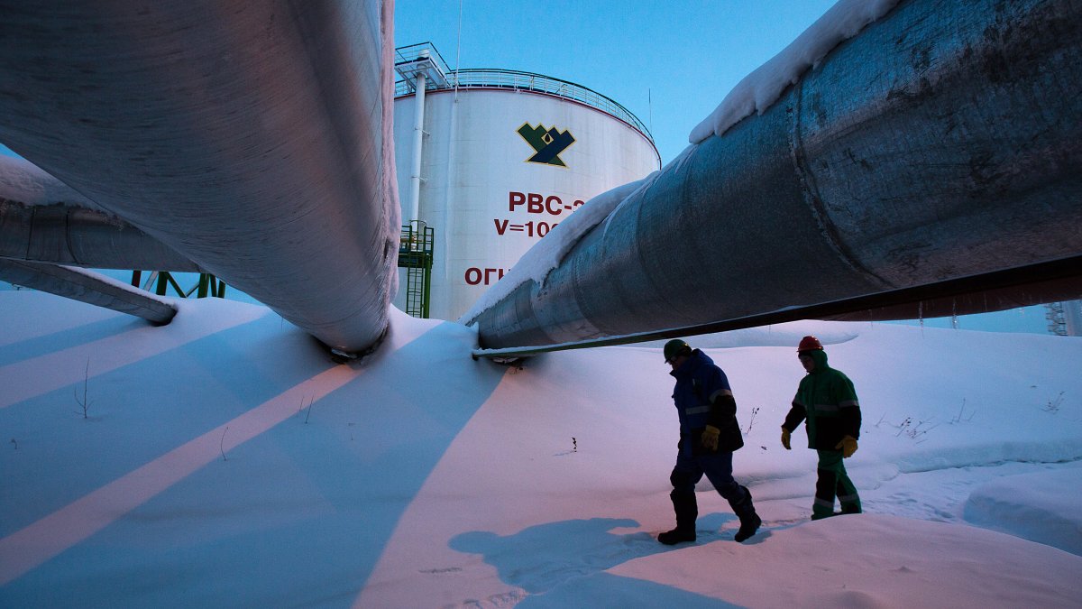Oil Tankers Seen Heading to Russia as Oil Price Cap Goes Into Effect on Exports - Vimarsana News