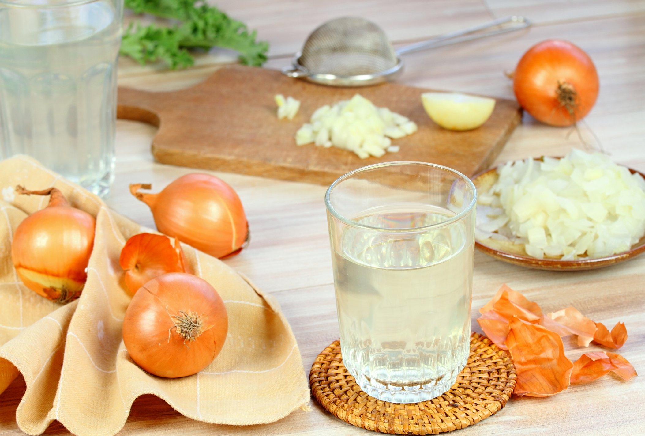 What Doctors Think About the Viral TikTok Onion Water Cold Remedy - Vimarsana News