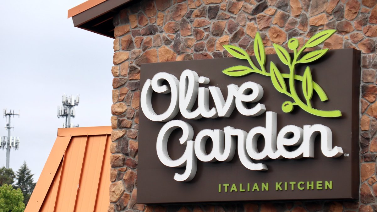 Jim Cramer Picks His Favorite Travel, Restaurant, Live Entertainment and Gym Stocks - Vimarsana News