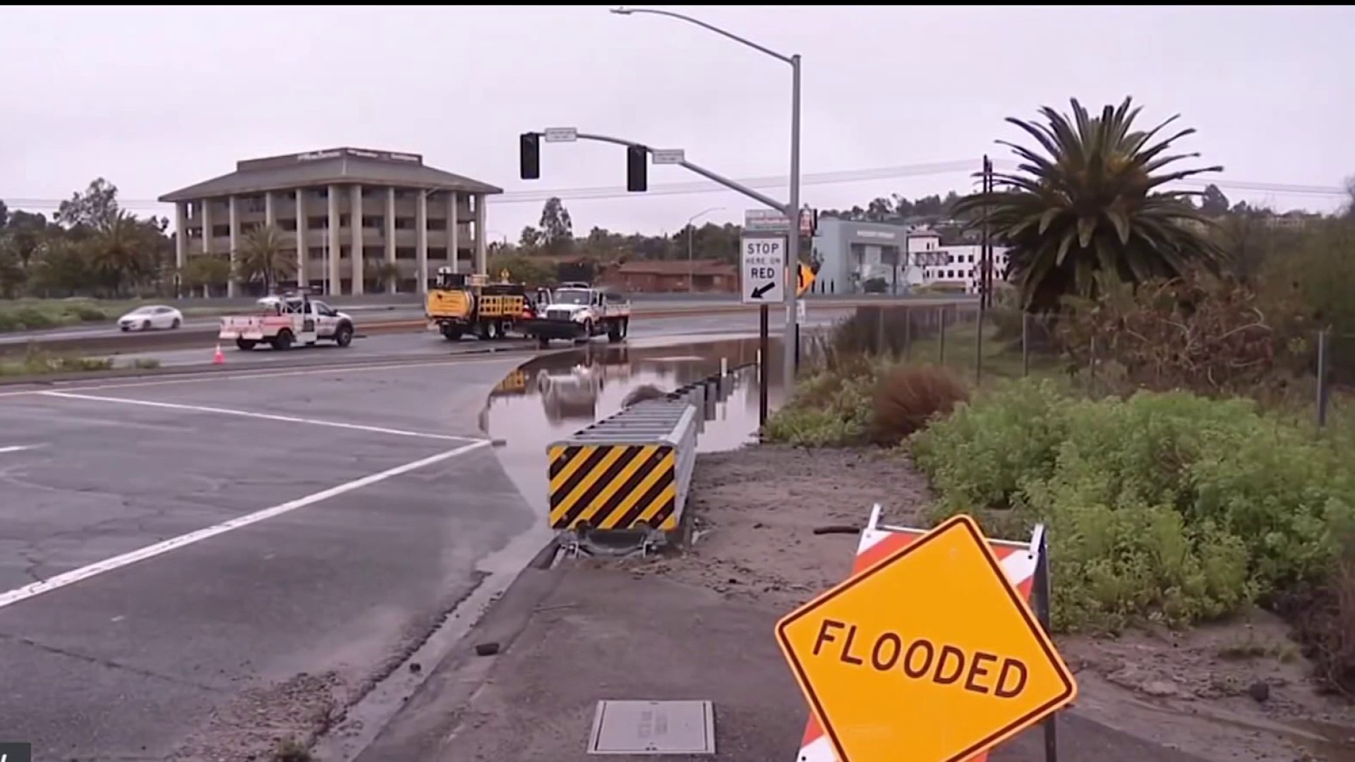 Sinkhole ‪ BREAKING: Massive sinkhole emerges on road in South Jordan