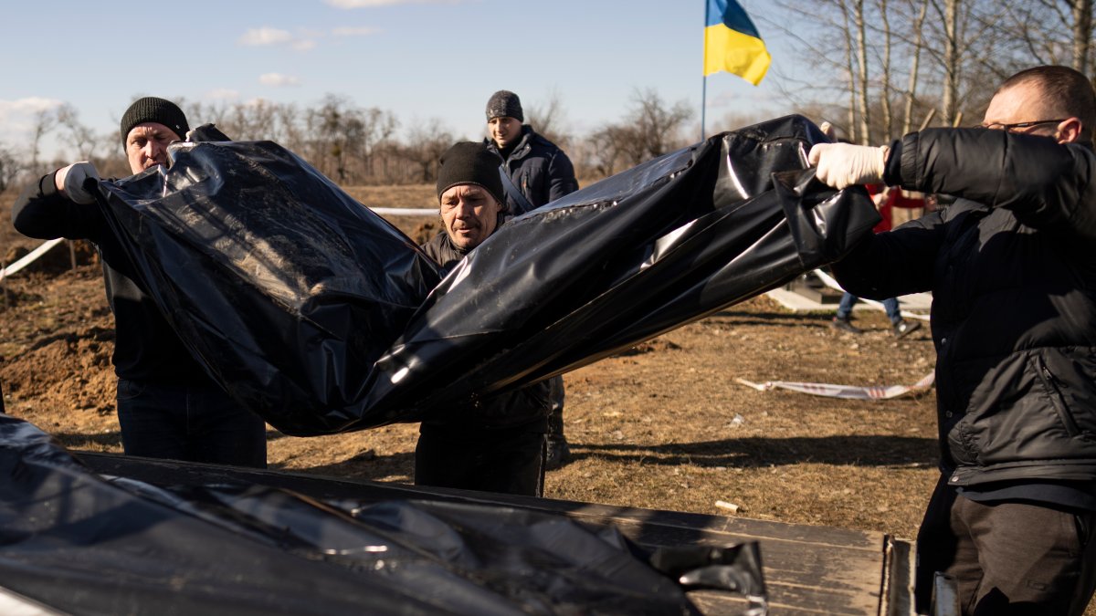 Russia-Ukraine War: Makeshift Graves Discovered in Town Near Kyiv – NBC 7 San Diego - Vimarsana News