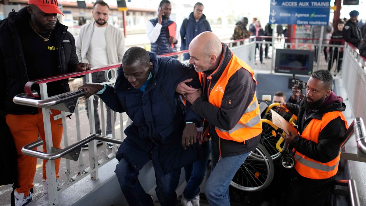 Photo of Manifestations pour les droits des personnes handicapées en France avant les Jeux Olympiques de Paris 2024 – NBC7 San Diego