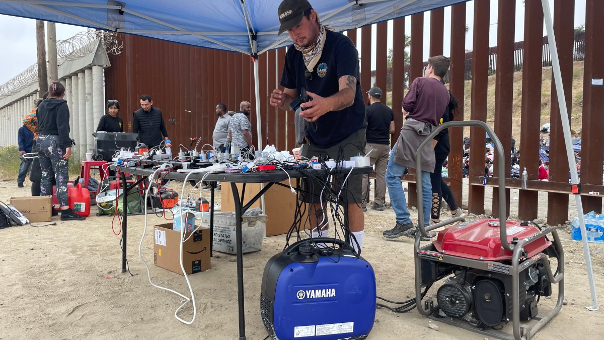 Voluntarios de San Diego crean una estación de carga de teléfonos para migrantes en la frontera entre EE. UU. y México – Telemundo San Diego (20)