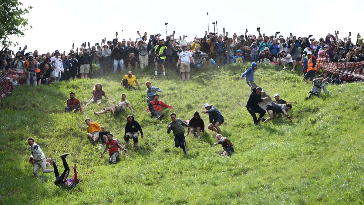 Contestants Tumble in Annual UK Cheese Wheel Race – NBC 7 San Diego - Vimarsana News